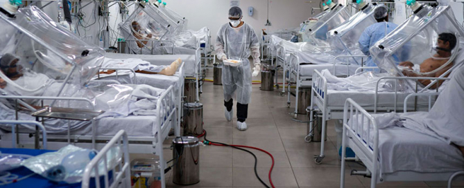 COVID-19 patients are treated at a field hosptal in Manaus, Brazil, on May 18. Photo: Associated Press