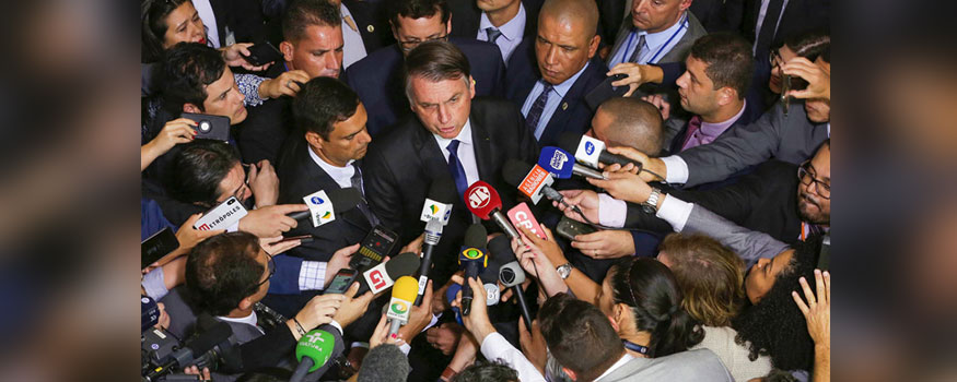Journalists surround Brazil's President Jair Bolsonaro at the Planalto presidential palace in Brasilia, Brazil, in this 2019 file photo. Photo: The Associated Press
