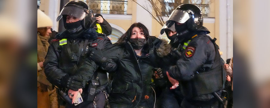 Police officers detain a woman in St. Petersburg, Russia, protesting her country's invasion of Ukraine on Feb. 25. Photo: The Associated Press